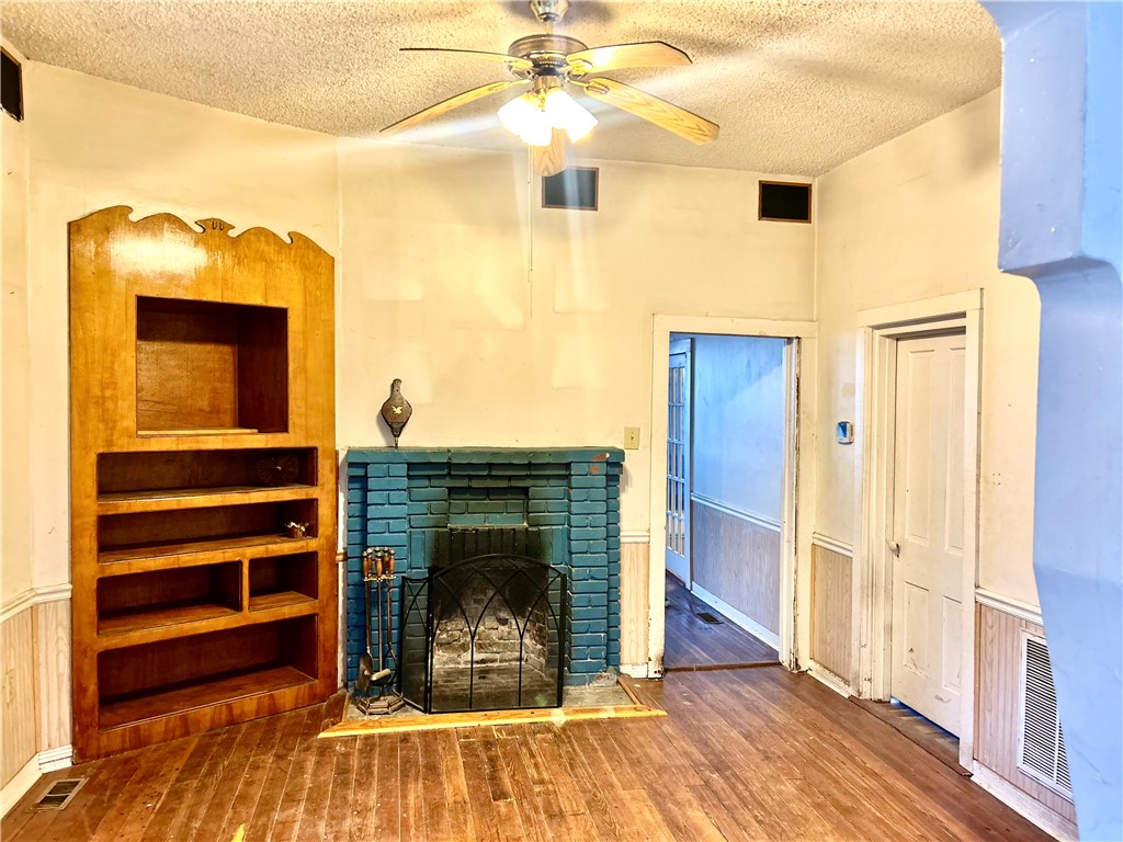 2123 Ellis Street Brunswick, GA 31520 - Photo 5 of 19 Family room off kitchen