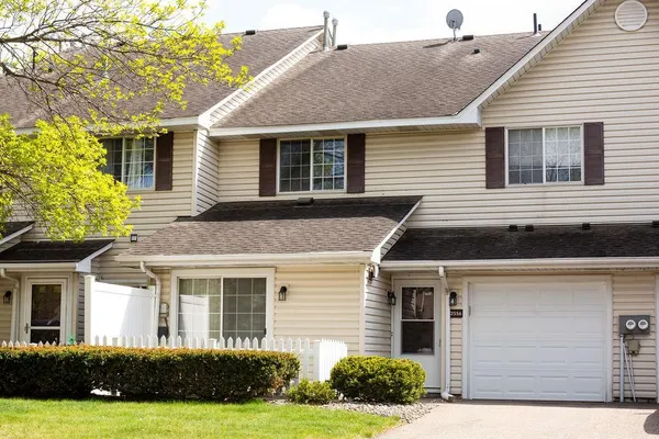 $1,900 | 2556 Lockwood Drive, Unit 59, Mendota Heights, MN 55120