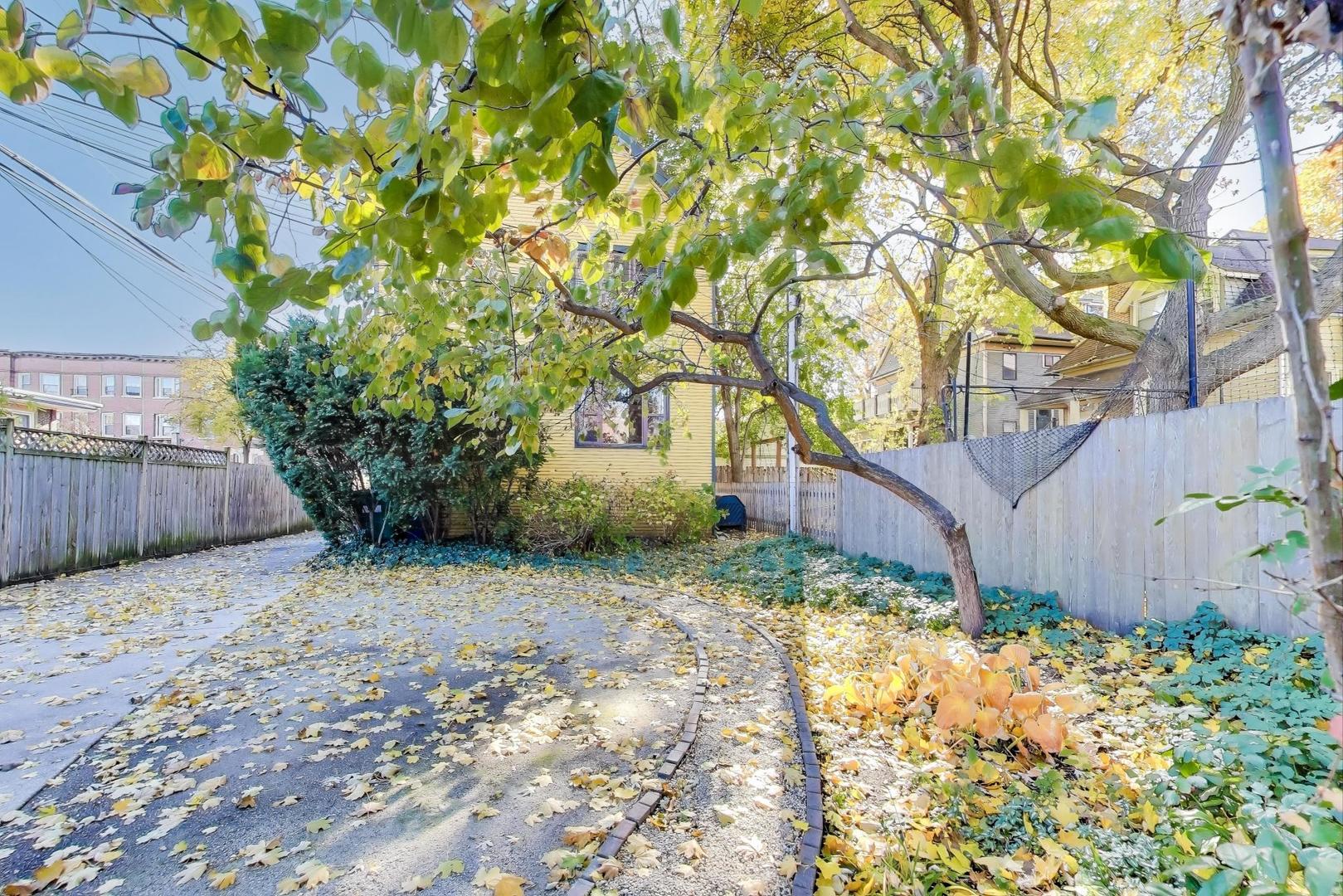 916 Pleasant Street, Unit 1 Oak Park, IL 60302 - Photo 20 of 23 a backyard of a house with lots of green space