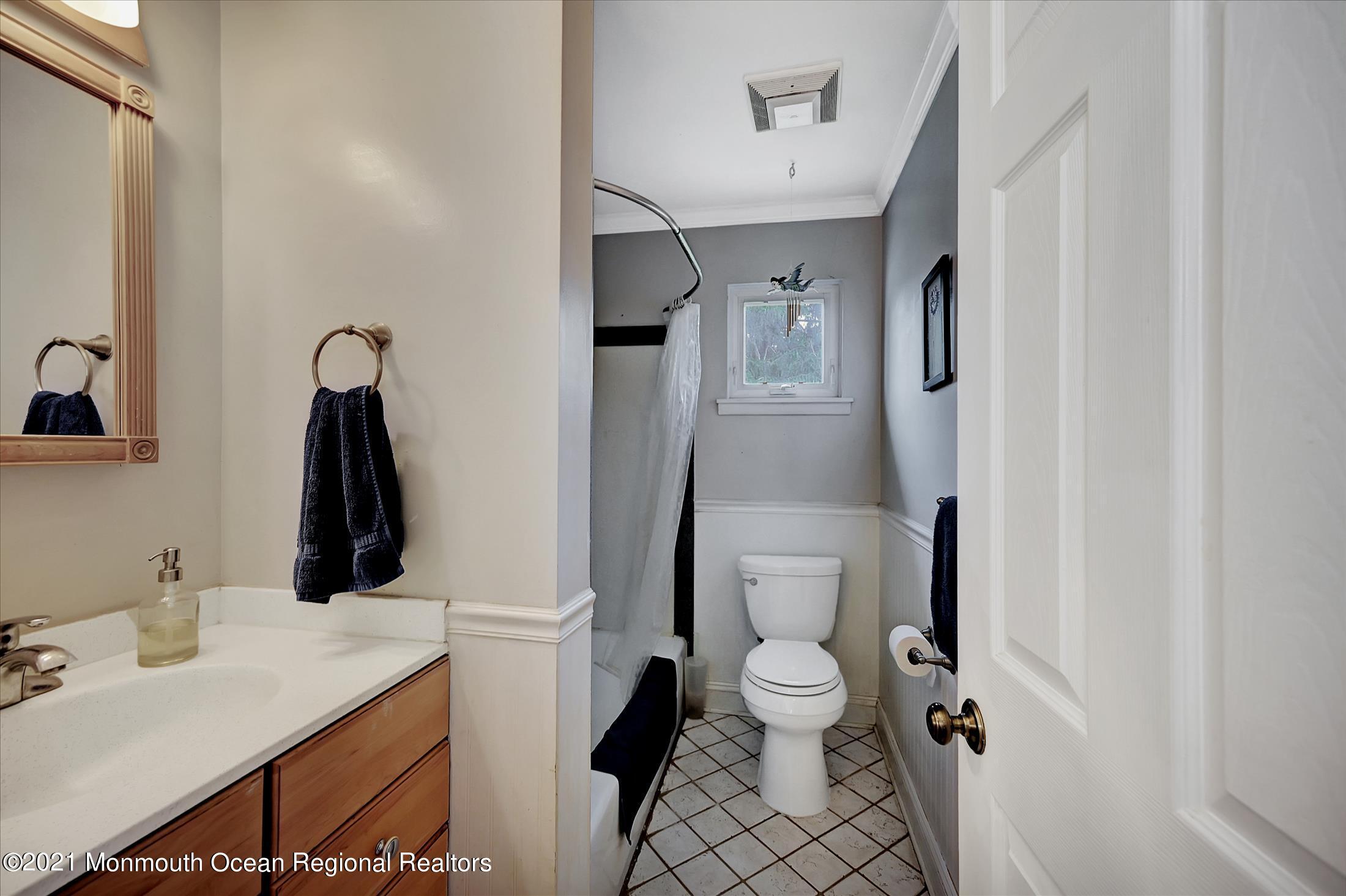 9 Sedgwick Road Hamilton, NJ 08690 - Photo 17 of 26 9 Sedgwick Rd Bathroom