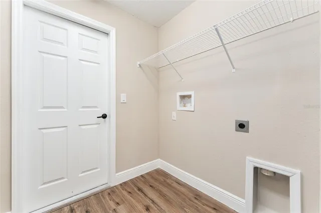 a picture of a bench in a white microwave