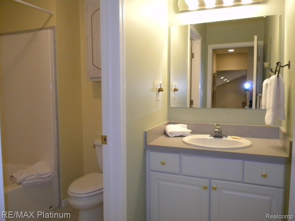 5123 North Fleming Road Fowlerville, MI 48836 - Photo 20 of 25 Split Main Bath