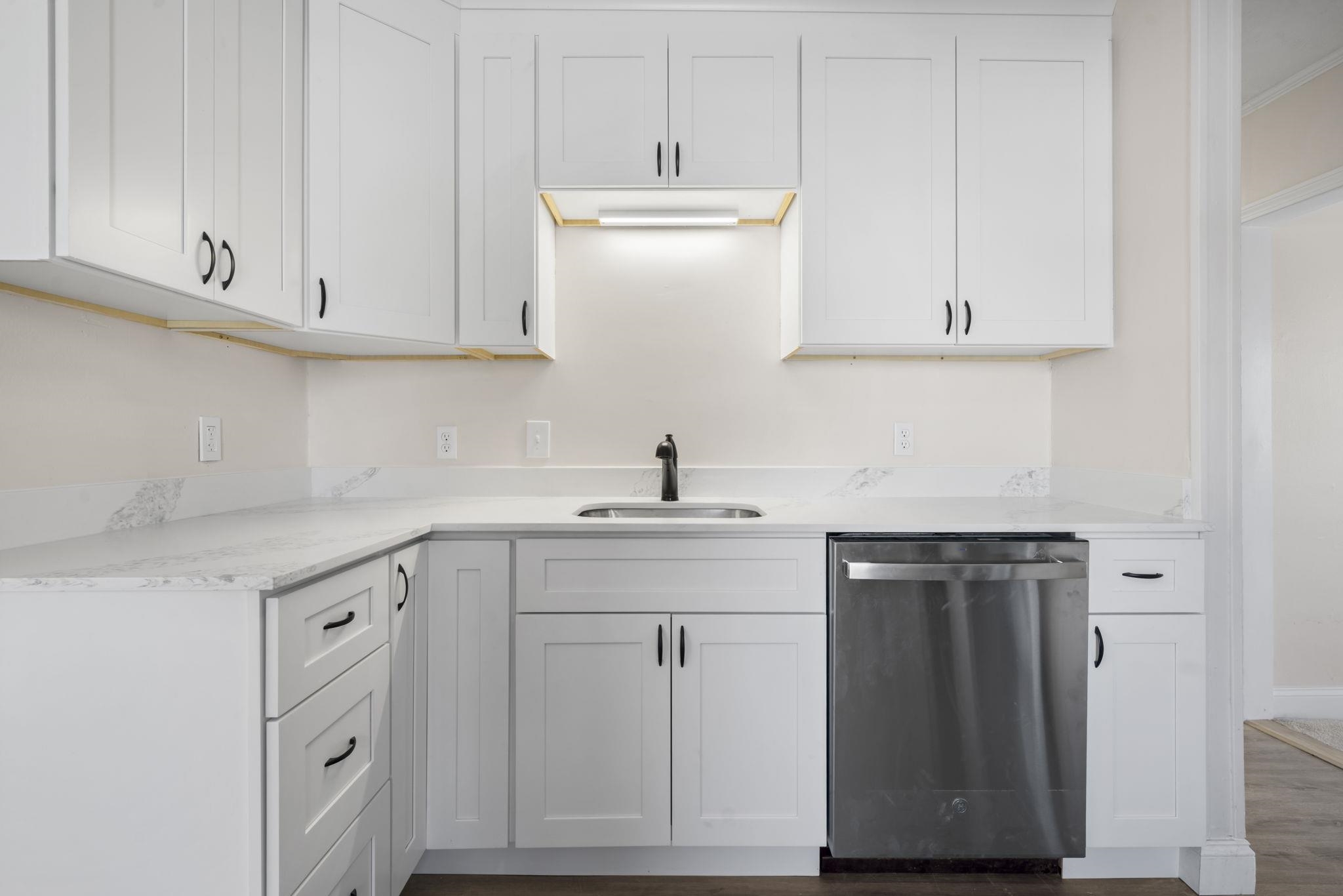 197 Melrose Street Manchester, NH 03109 - Photo 4 of 34