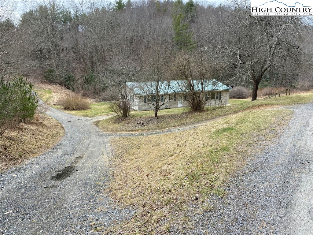 1057 School House Road Whitetop, VA 24292 - Photo 2 of 19
