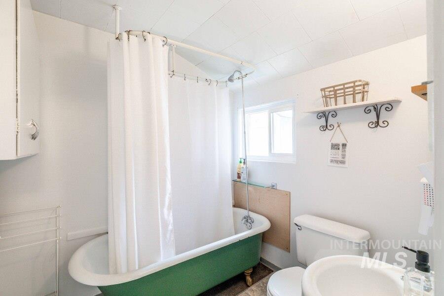 1755 Genesee Troy Road Moscow, ID 83843 - Photo 50 of 50 Full bathroom with shower / bathtub combination with curtain and toilet