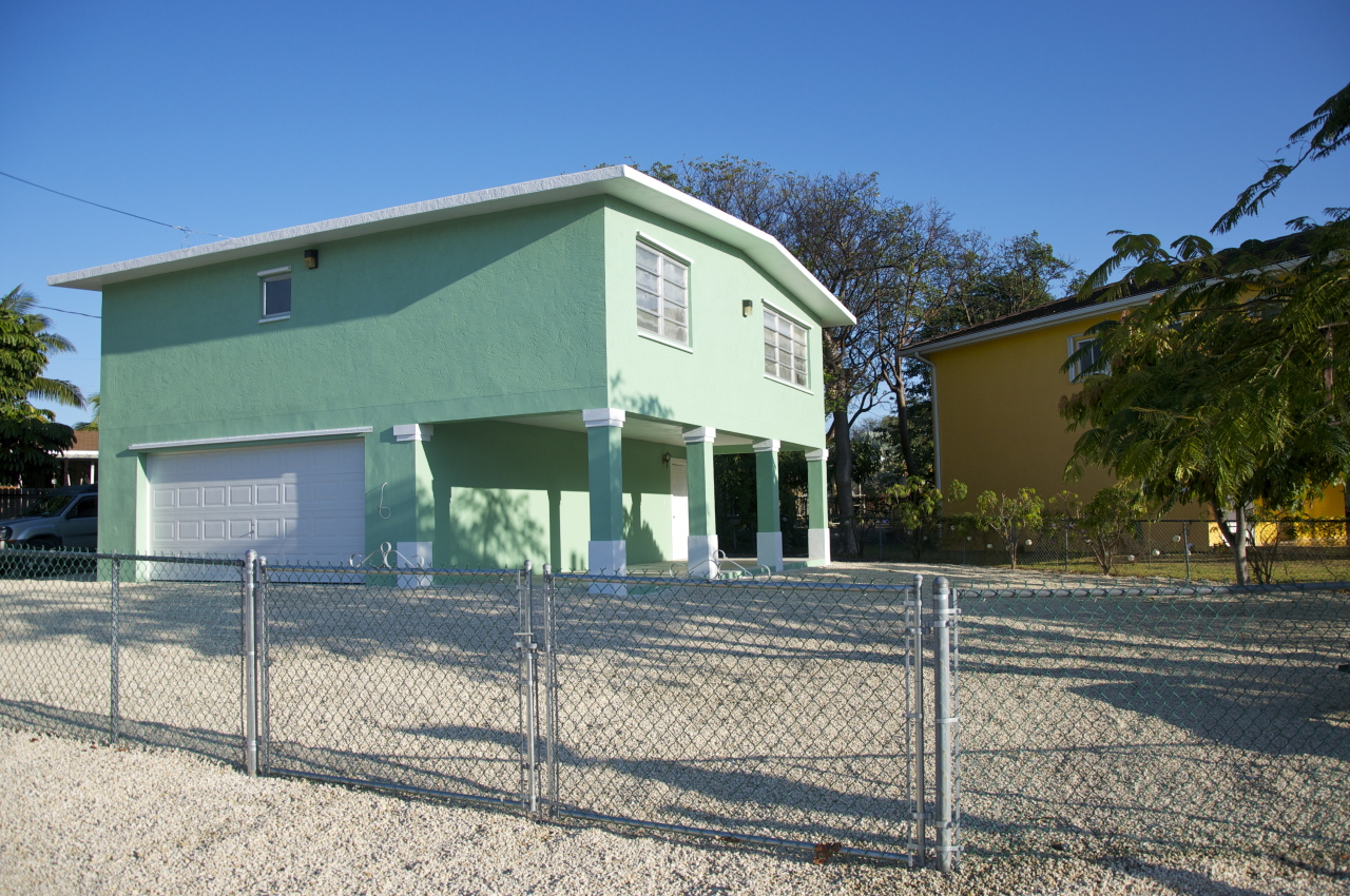 423 4th Road Key Largo, FL 33037 - Photo 12 of 26 Large corner lot towards the ocean