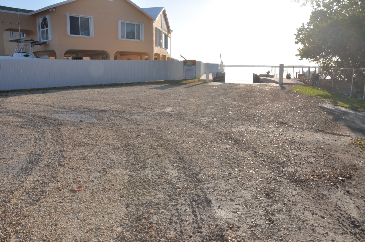 423 4th Road Key Largo, FL 33037 - Photo 16 of 26 Parking lot for Homeowner's Park