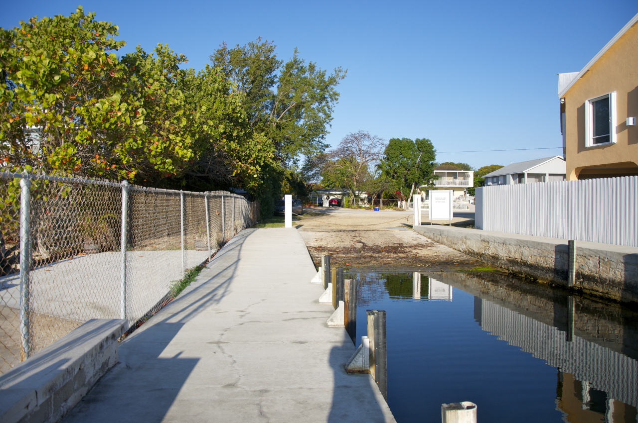 423 4th Road Key Largo, FL 33037 - Photo 17 of 26 Boardwalk on the homeowner's park