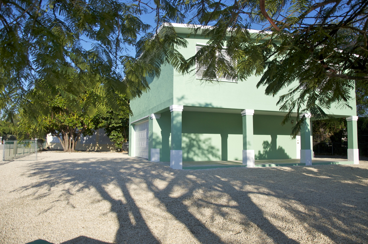 423 4th Road Key Largo, FL 33037 - Photo 20 of 26 East side yard