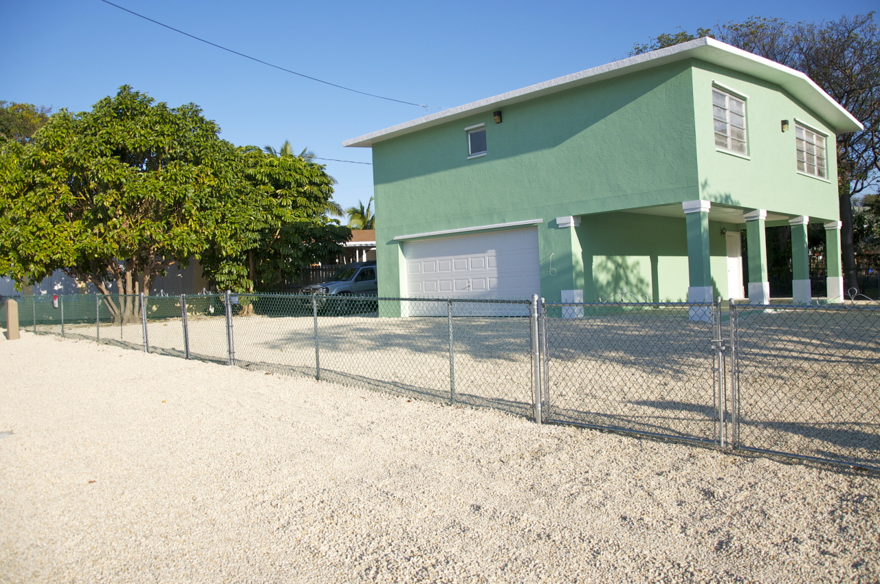 423 4th Road Key Largo, FL 33037 - Photo 3 of 26 Corner lot is 7900 sq. ft.