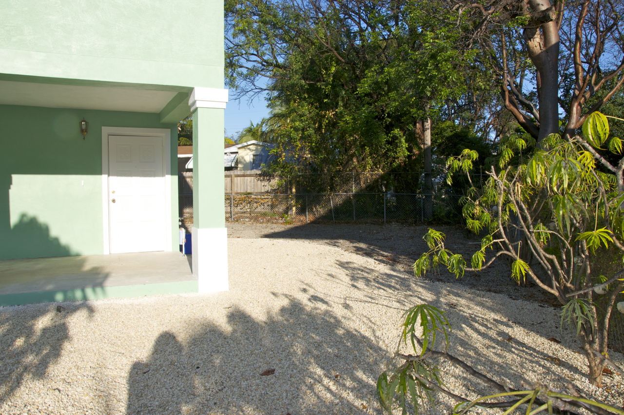 423 4th Road Key Largo, FL 33037 - Photo 21 of 26 North side yard to front door
