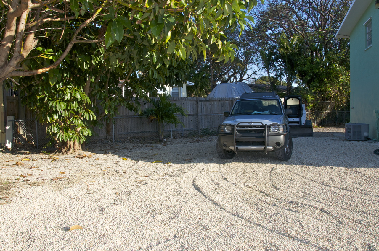 423 4th Road Key Largo, FL 33037 - Photo 23 of 26 West side and back yard