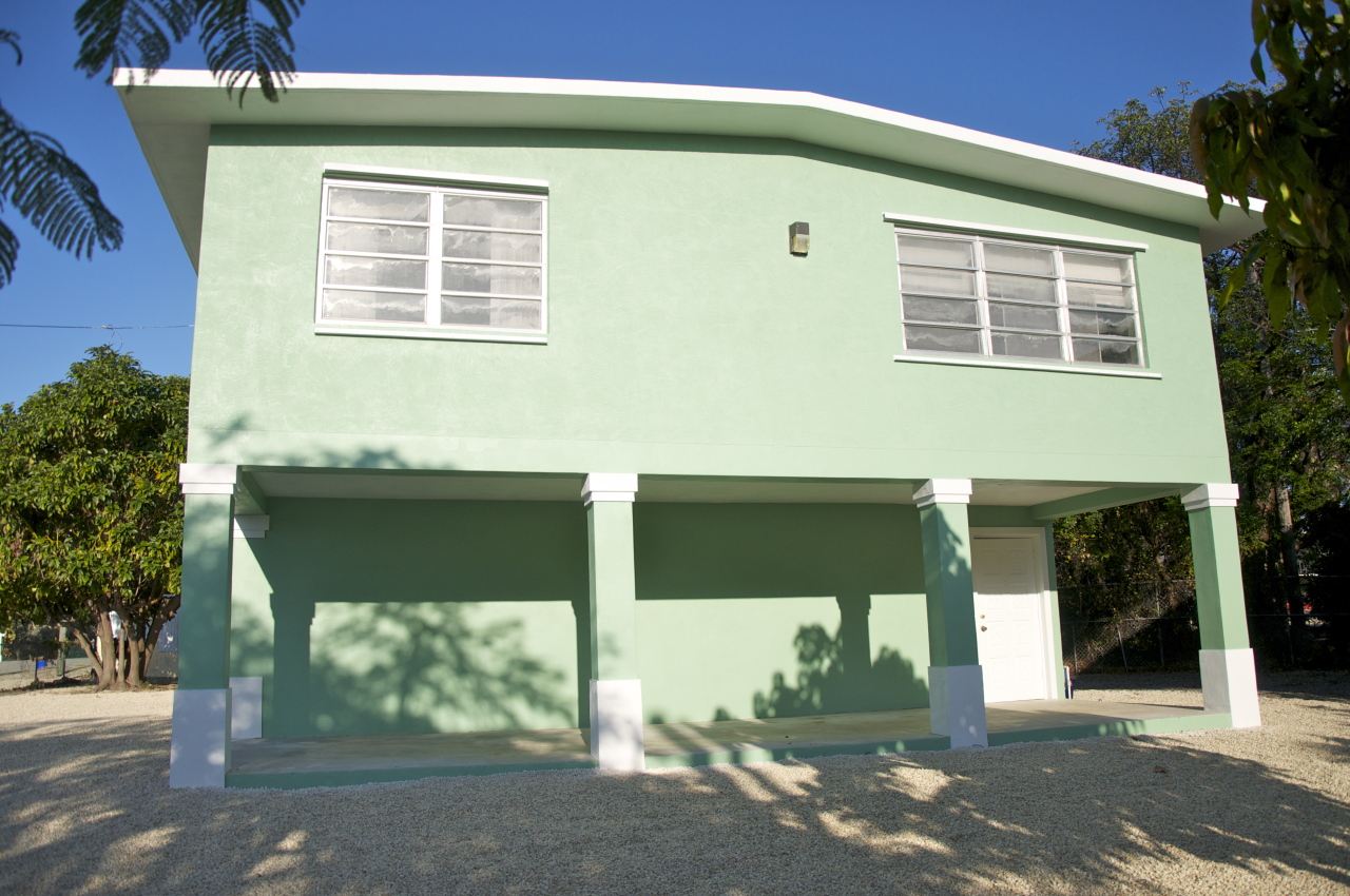 423 4th Road Key Largo, FL 33037 - Photo 4 of 26 CBS garage home with Concrete roof