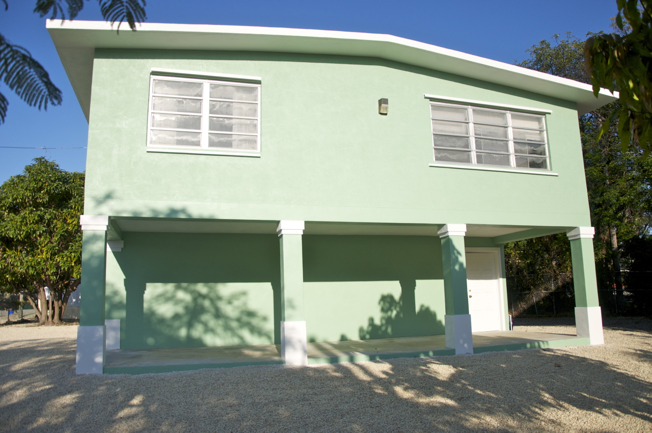 423 4th Road Key Largo, FL 33037 - Photo 6 of 26 Front porch on the east side