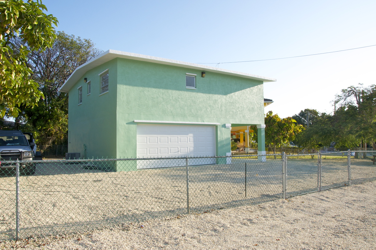 423 4th Road Key Largo, FL 33037 - Photo 9 of 26 South view with fence and gate