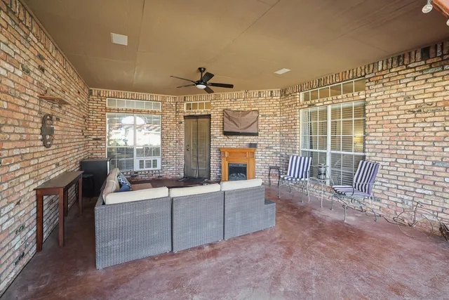 a view of a livingroom with furniture