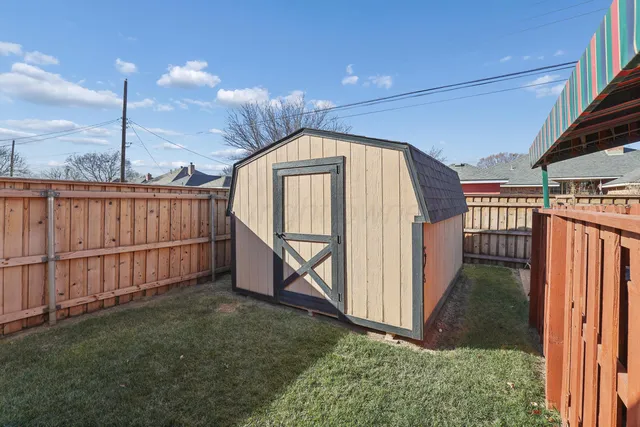 a view of a backyard