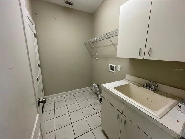 a view of a house with backyard and trees