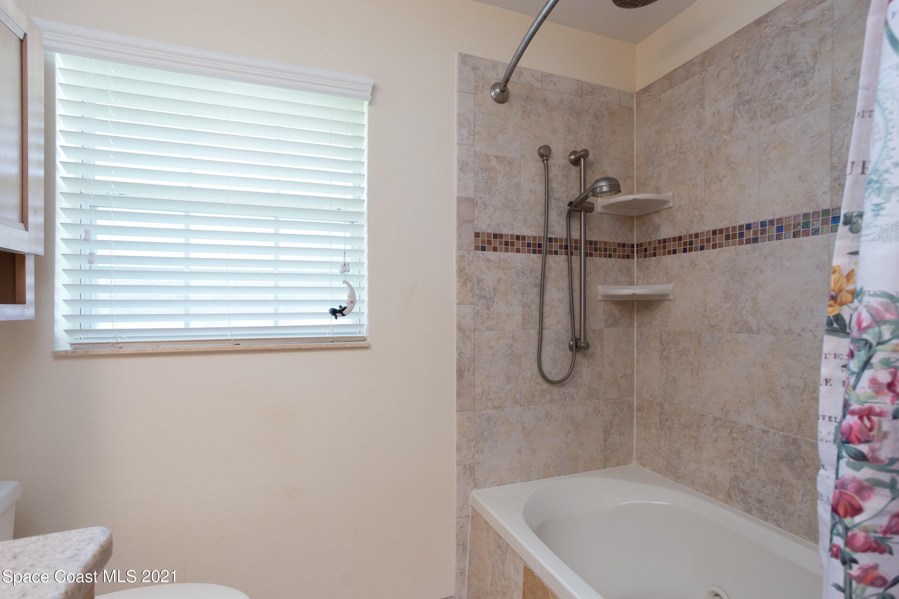 370 Capri Road Cocoa Beach, FL 32931 - Photo 19 of 21 a bathroom with a bath tub