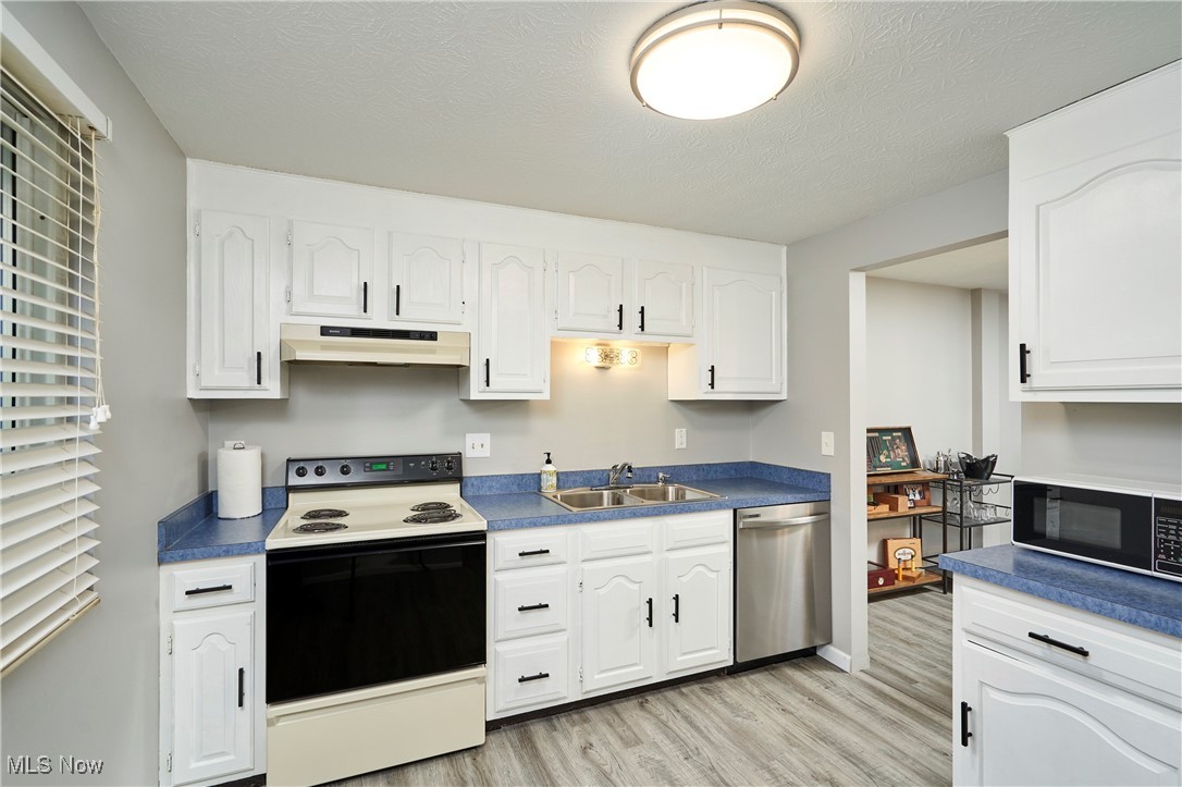 916 Hampton Ridge Drive Akron, OH 44313 - Photo 2 of 17 Kitchen