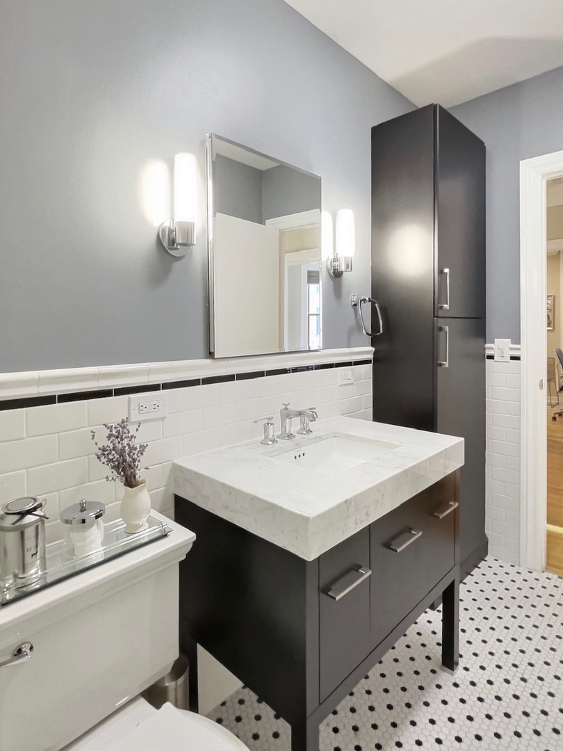 550 West Surf Street, Unit C314 Chicago, IL 60657 - Photo 18 of 21 a bathroom with a sink and a mirror