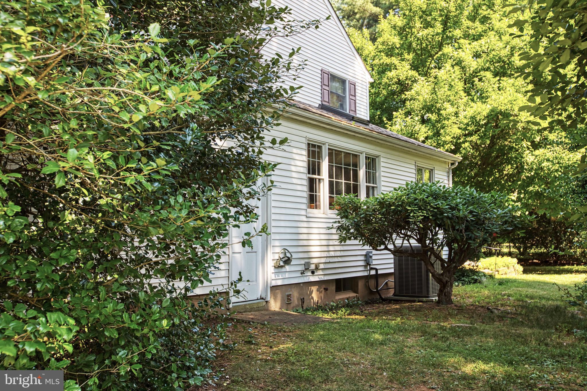 4 Sunset Road Lawrenceville, NJ 08648 - Photo 6 of 43 Right side yard