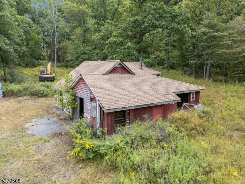 601 Fox Farm Road Asbury, NJ 08802 - Photo 6 of 15 a backyard of a house with table and chairs