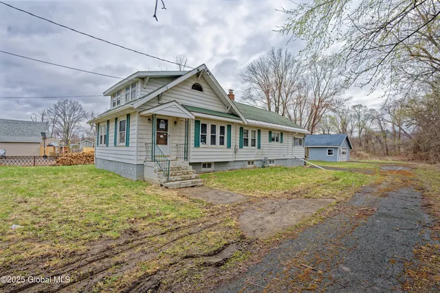 $190,000 | 387 Hudson River Road, Halfmoon, NY 12188