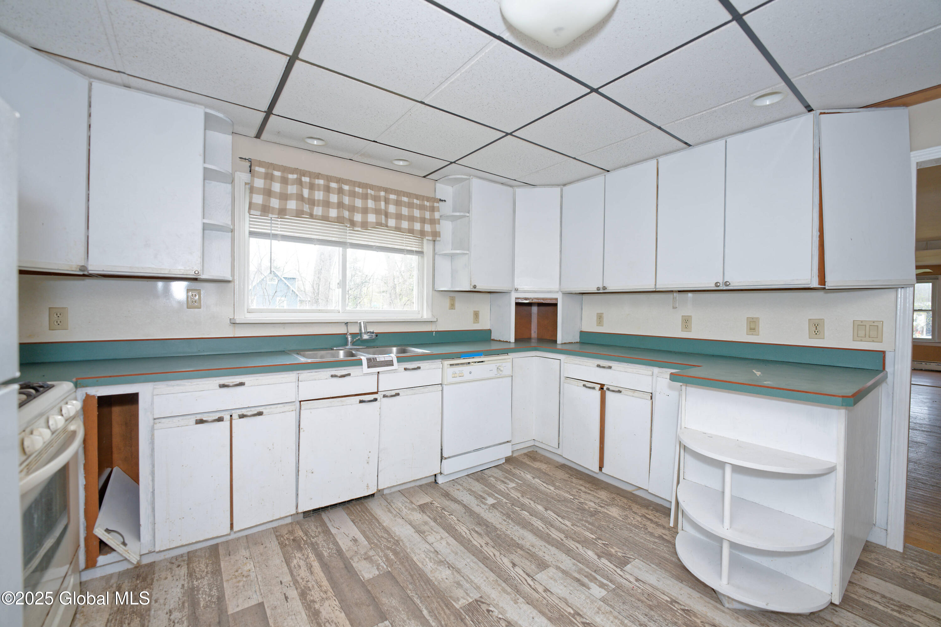 387 Hudson River Road Halfmoon, NY 12188 - Photo 13 of 43 2 Kitchen 3