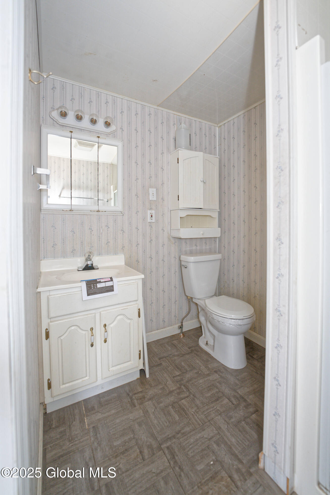 387 Hudson River Road Halfmoon, NY 12188 - Photo 23 of 43 5 Bathroom 1