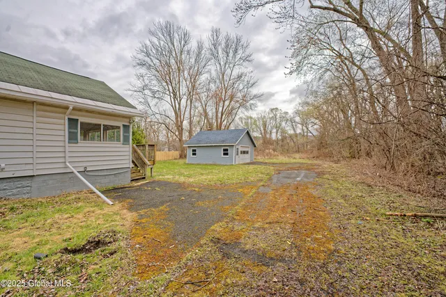 $190,000 | 387 Hudson River Road, Halfmoon, NY 12188