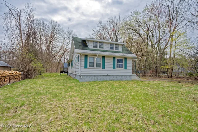 $190,000 | 387 Hudson River Road, Halfmoon, NY 12188