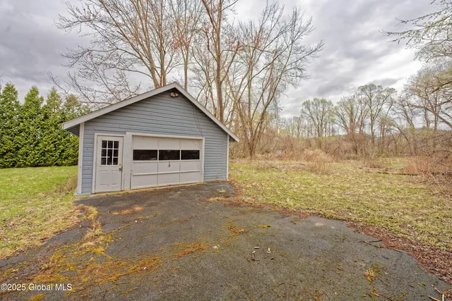 $190,000 | 387 Hudson River Road, Halfmoon, NY 12188