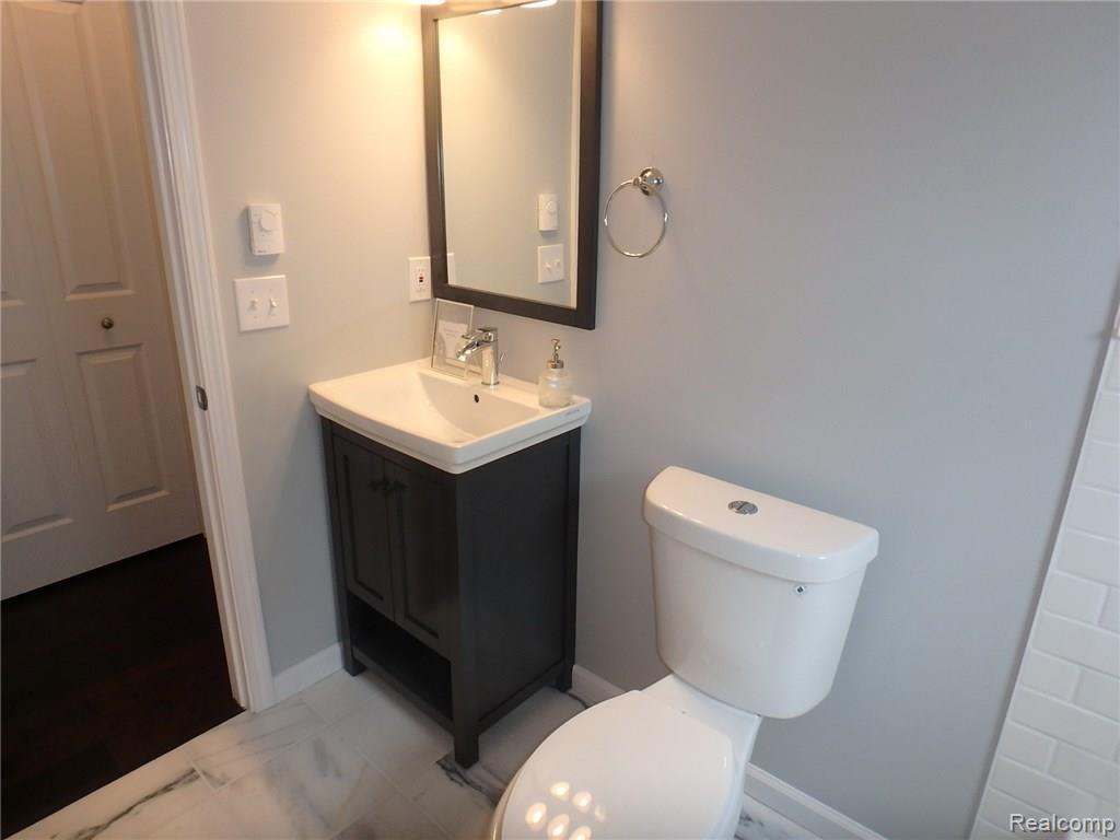 2438 Franklin Road Berkley, MI 48072 - Photo 11 of 24 Main bath2