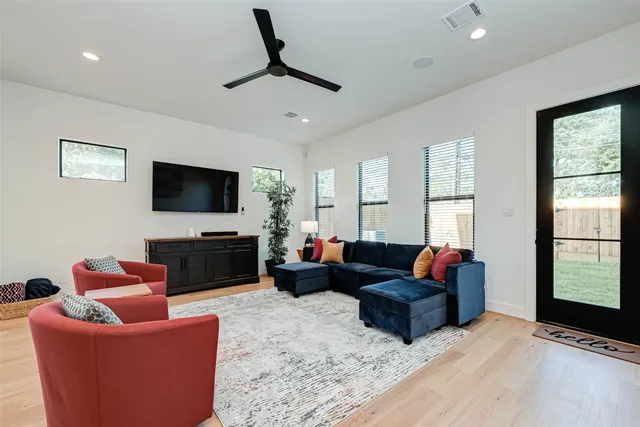 $2,800 | 4101 Edison Street, Houston, TX 77009