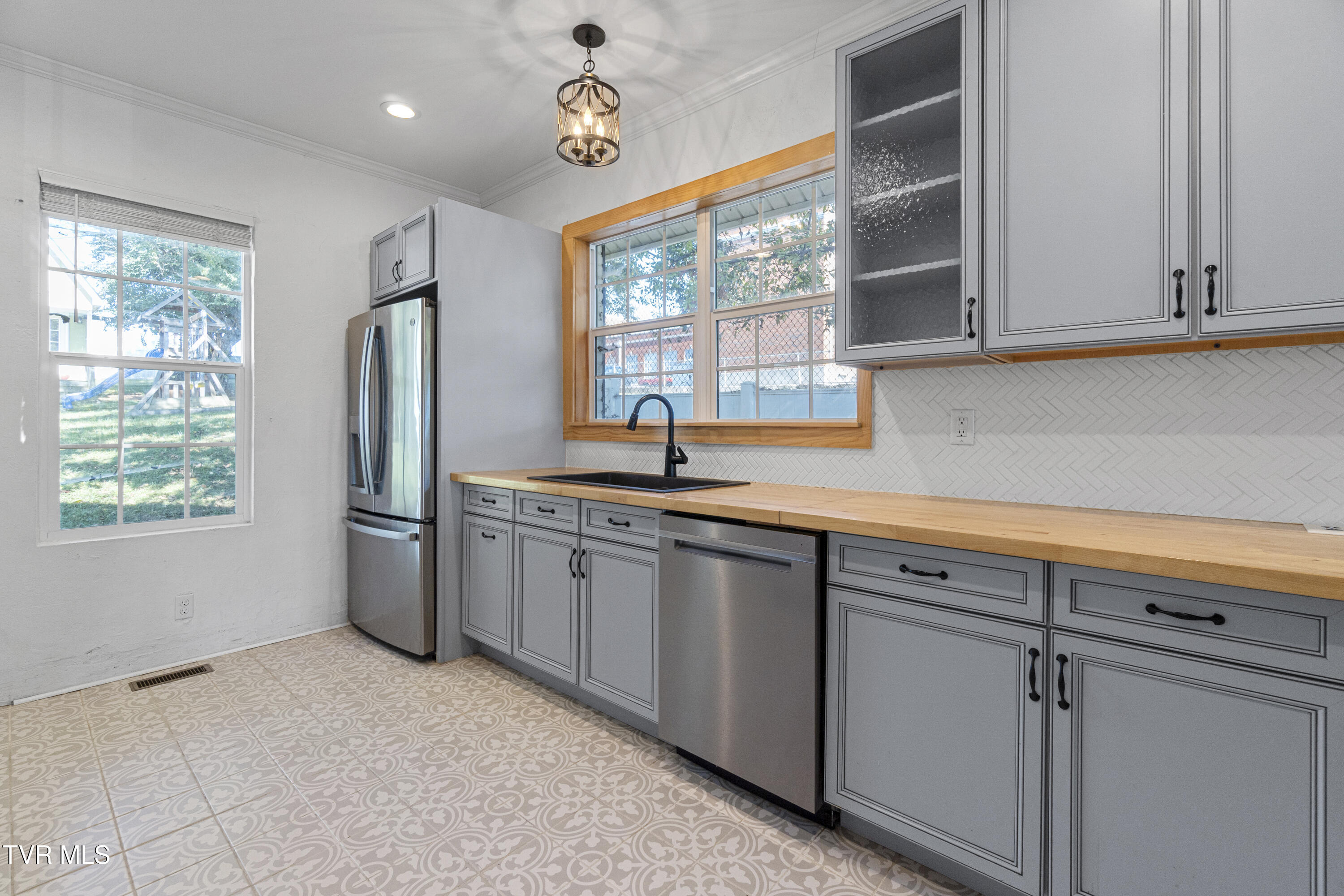 706 Carson Street Greeneville, TN 37743 - Photo 4 of 53 4