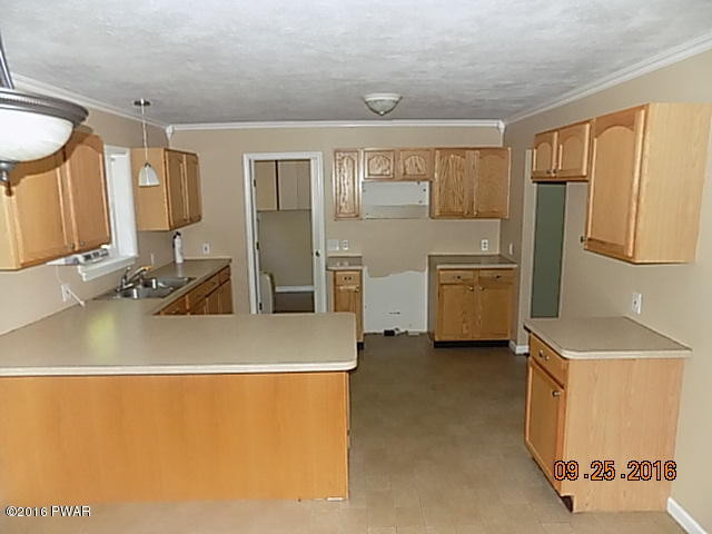 212 Ravenhill Road Tamiment, PA 18371 - Photo 4 of 12 Kitchen