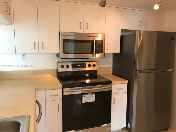 $5,200 | 650 West Avenue, Unit 1704, Miami Beach, FL 33139