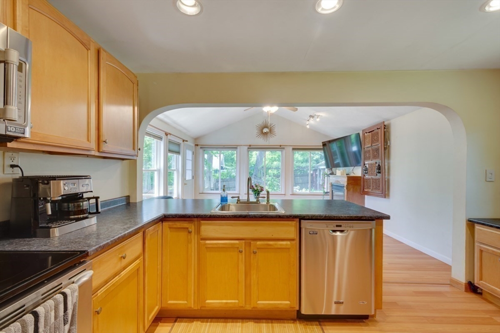 45 Riveredge Road Billerica, MA 01862 - Photo 7 of 34
