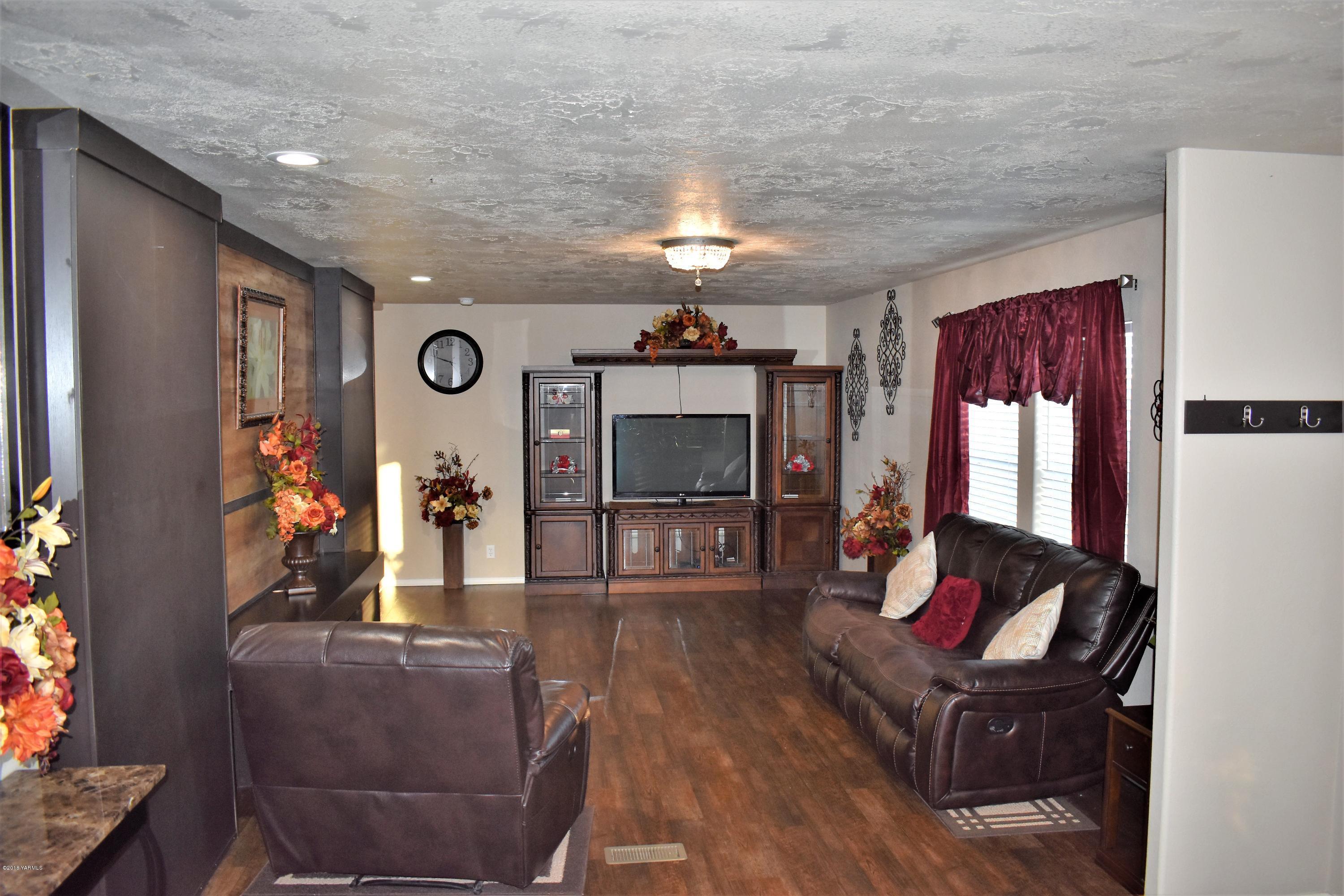 303 Hanks Road Grandview, WA 98930 - Photo 2 of 15 a living room with furniture and a flat screen tv