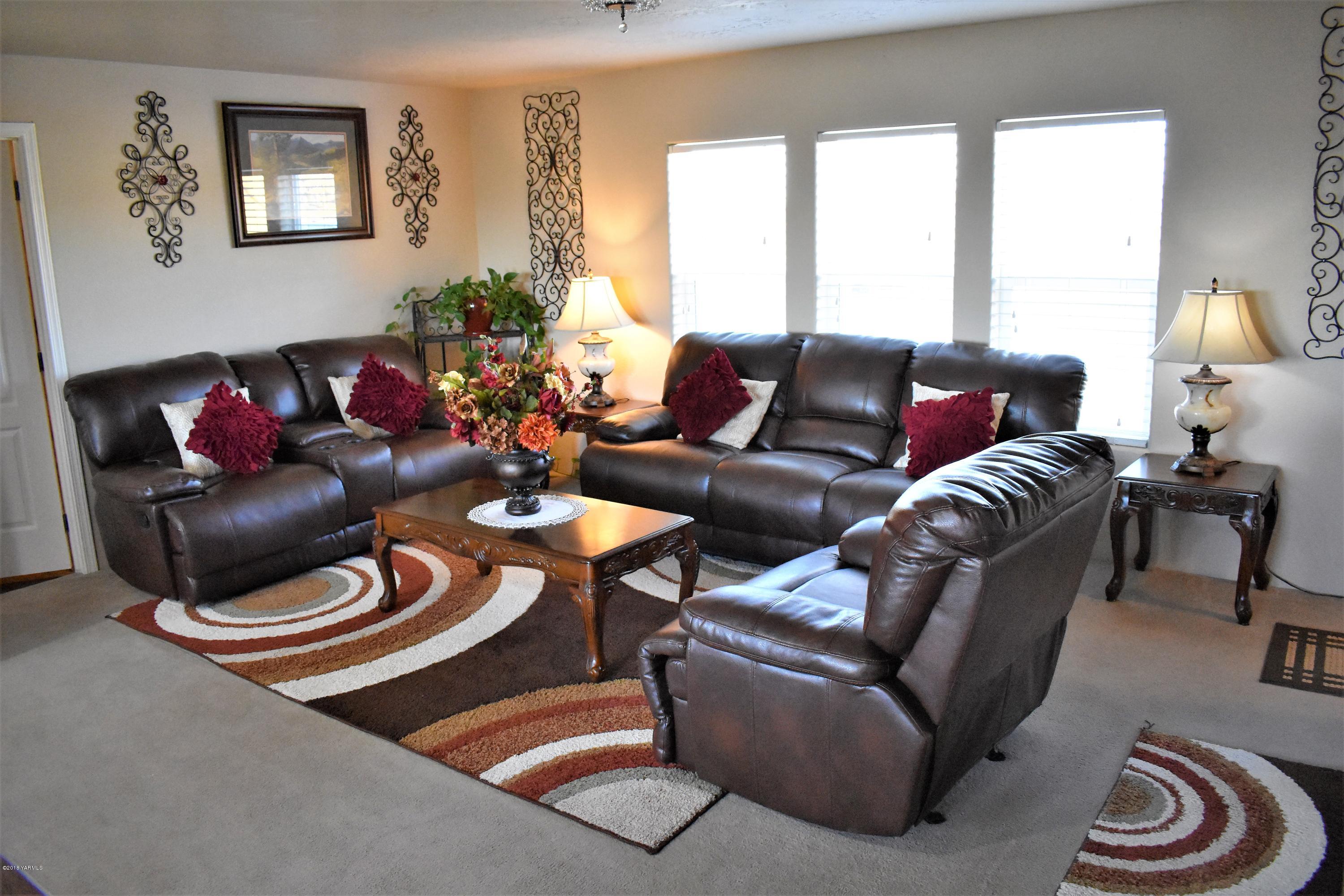 303 Hanks Road Grandview, WA 98930 - Photo 7 of 15 a living room with furniture and a window