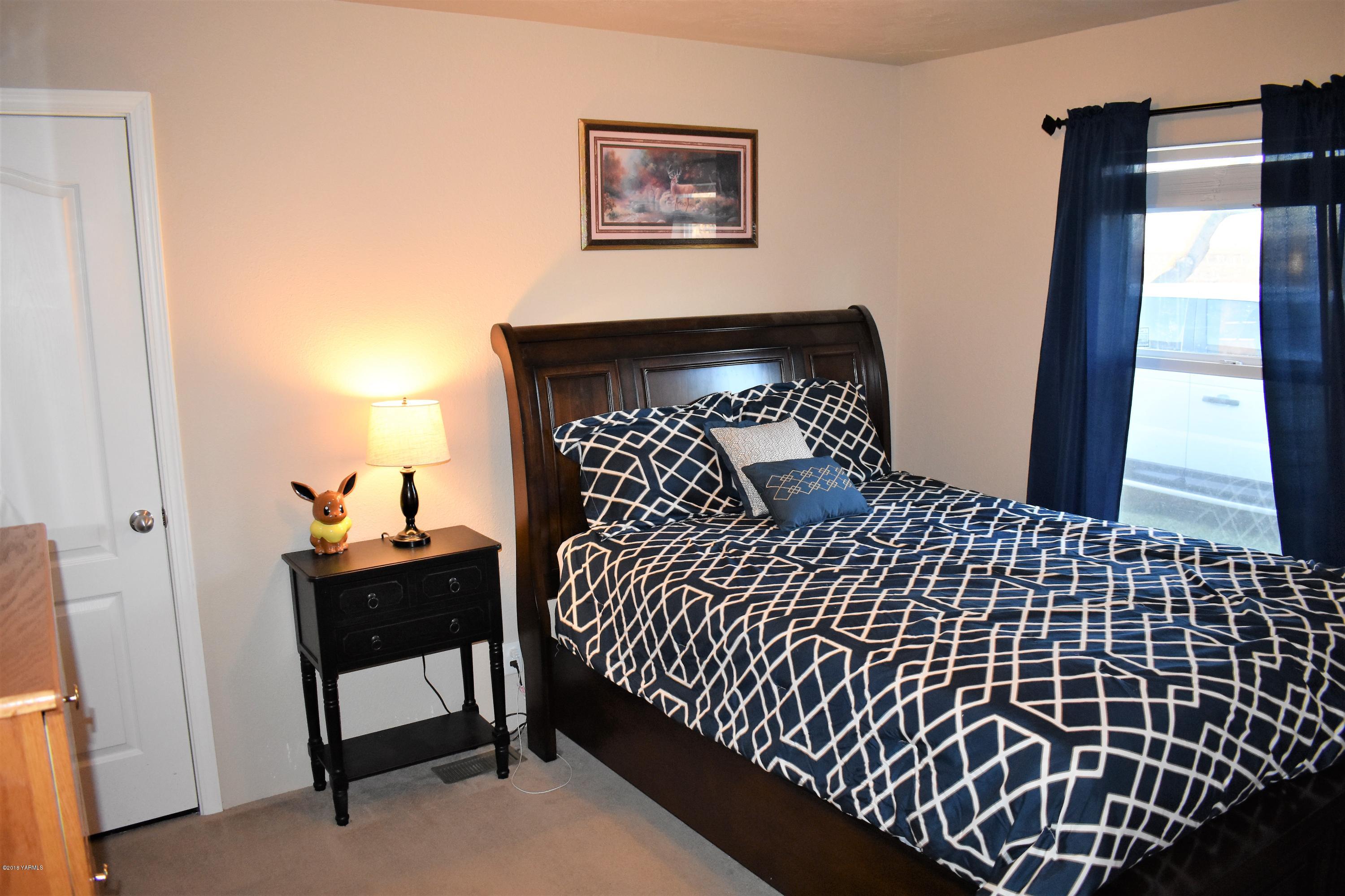 303 Hanks Road Grandview, WA 98930 - Photo 10 of 15 a bedroom with a bed and a window