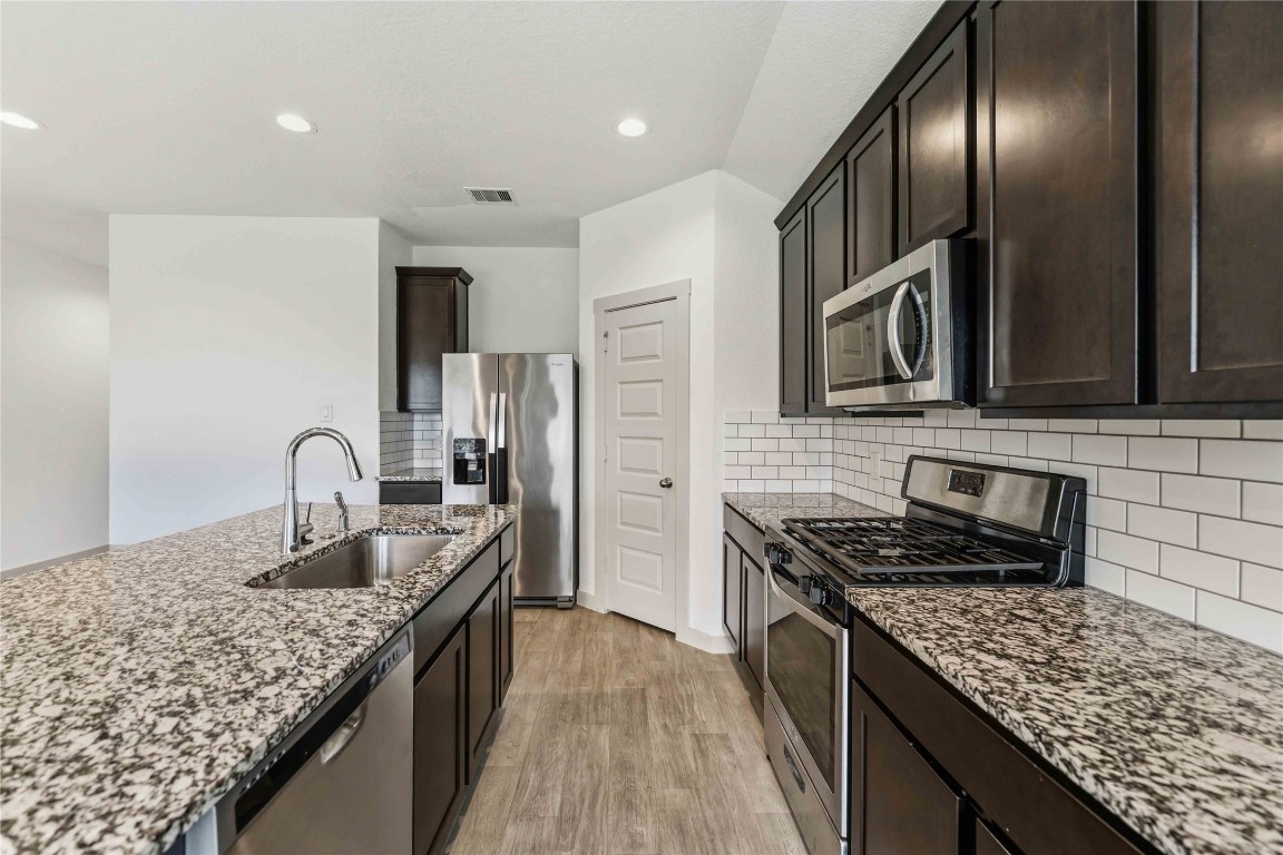 8127 Molasses Way Rosharon, TX 77583 - Photo 7 of 24