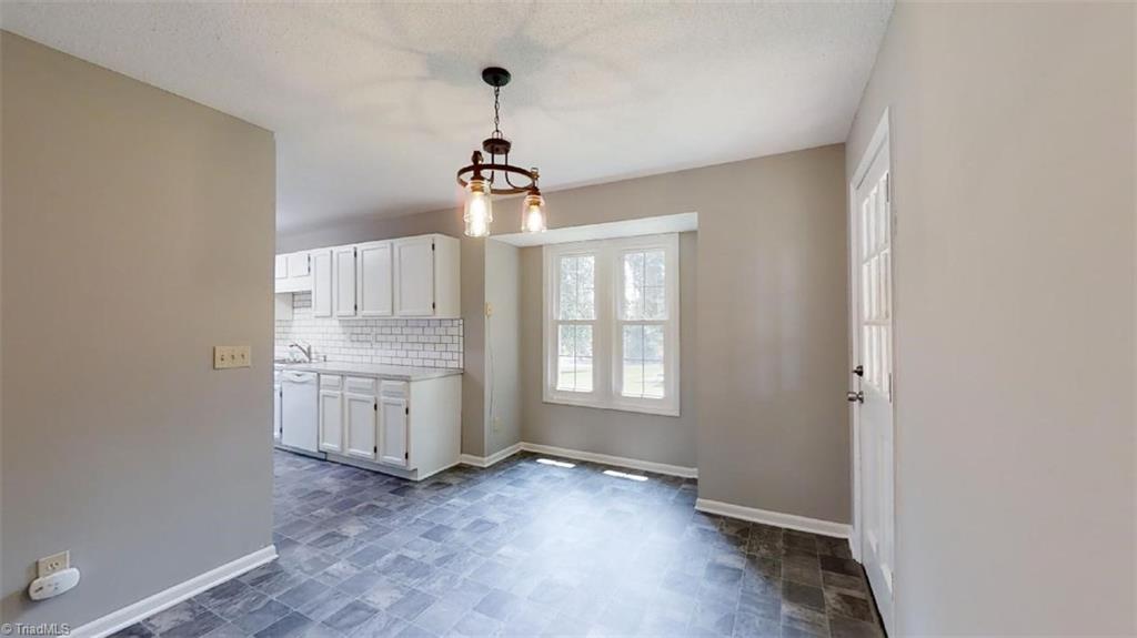 317 Staplewood Road Lexington, NC 27295 - Photo 12 of 34 Breakfast Room