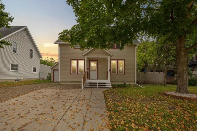 $199,900 | 421 South Oak Avenue, Owatonna, MN 55060