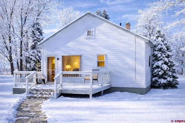 a view of back yard of the house