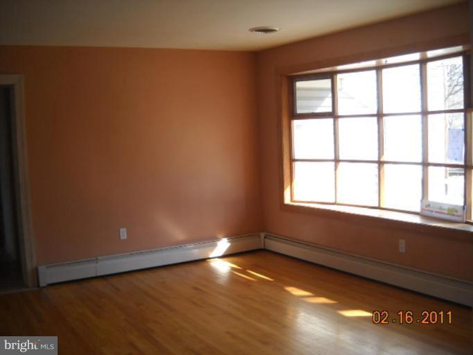 1916 Arundel Road Pasadena, MD 21122 - Photo 4 of 7 Living Room