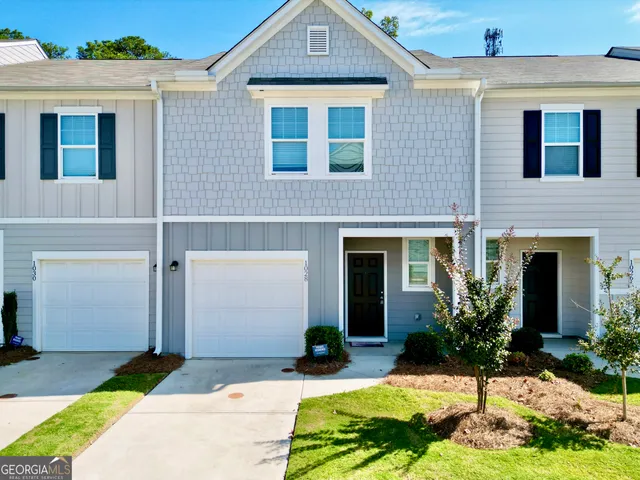 a view of a house with yard and plants