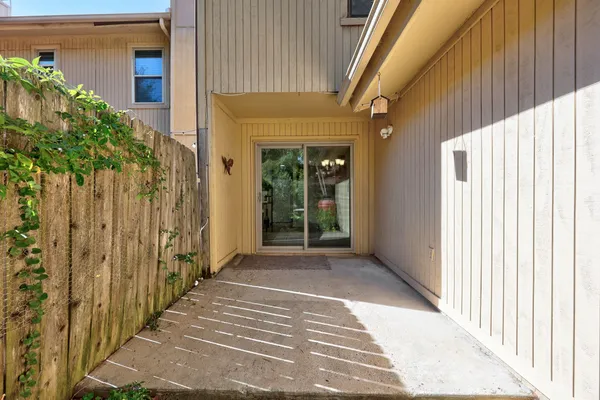 a view of a yard in front of house