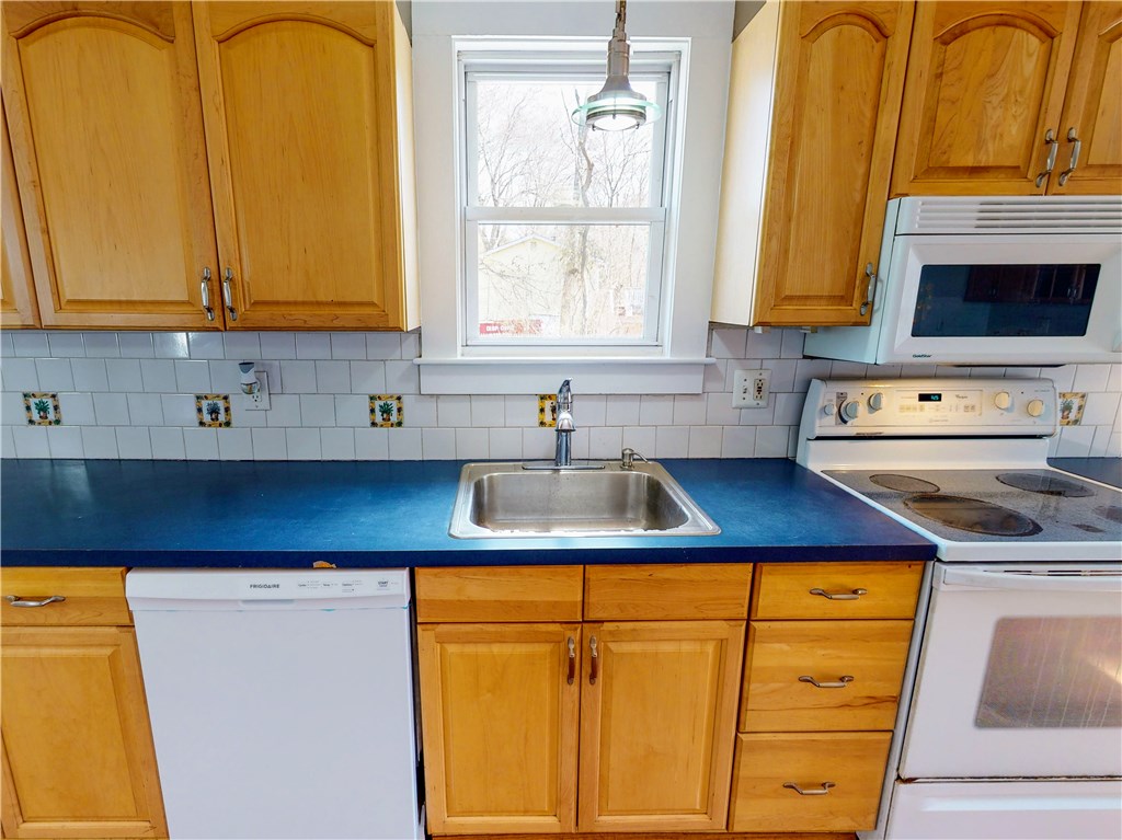 8 Ridgeway Avenue Warwick, RI 02889 - Photo 9 of 31 Gallery Image 9